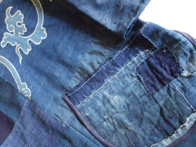 襤褸のはぎれを洋服に縫い付けた